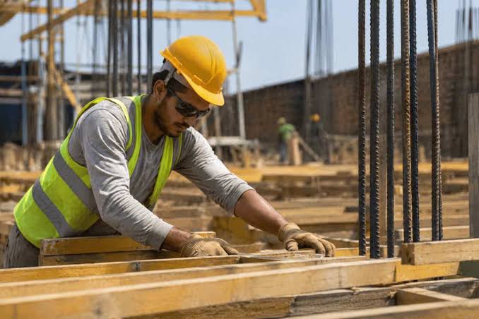 Profissional da construção civil em atividade — imagem ilustrativa do trabalho de manutenção