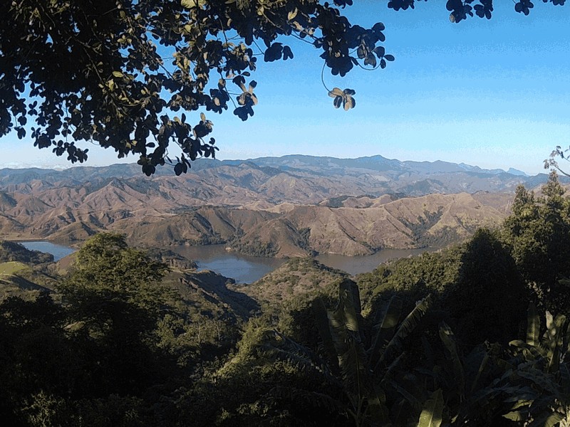 Paisagem do interior do Espírito Santo, com morros e lago, em estrada de região serrana