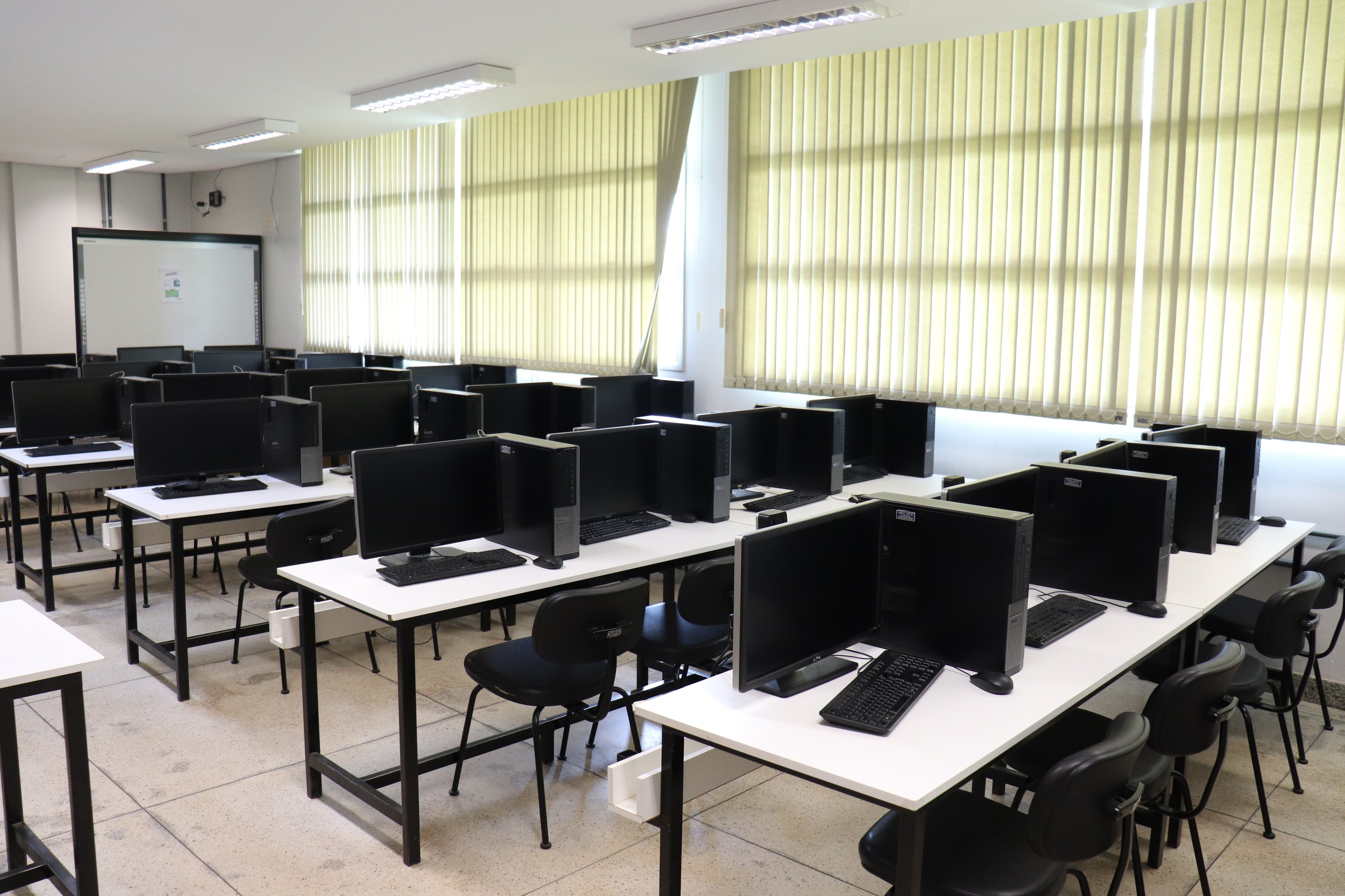 Laboratório de informática em instituição pública de ensino