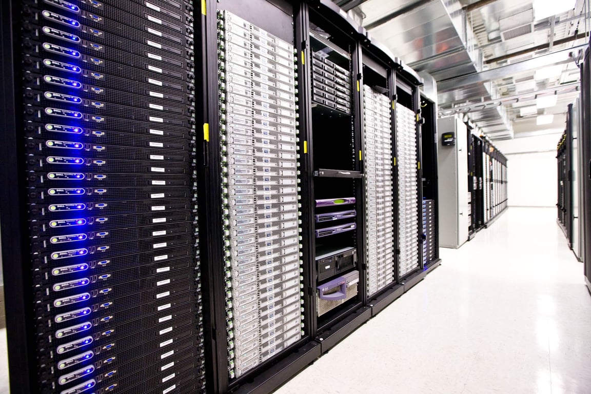Data center corporativo com racks de servidores