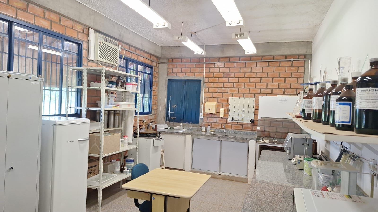 Laboratório didático de química, com bancadas e vidrarias