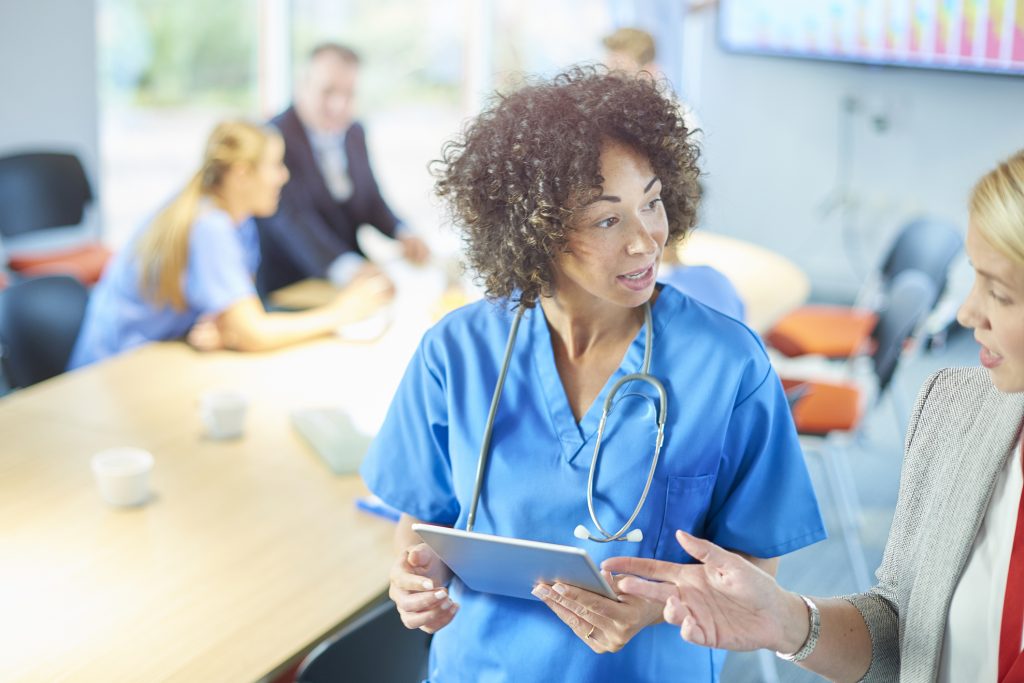 Equipe de saúde em ambiente hospitalar, representando rotinas clínicas e de gestão