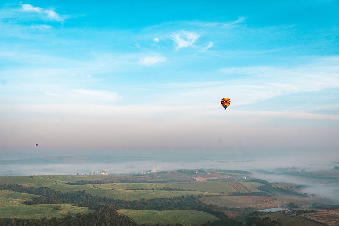 Vista aérea de Boituva SP, com campos e balão de ar quente ao fundo