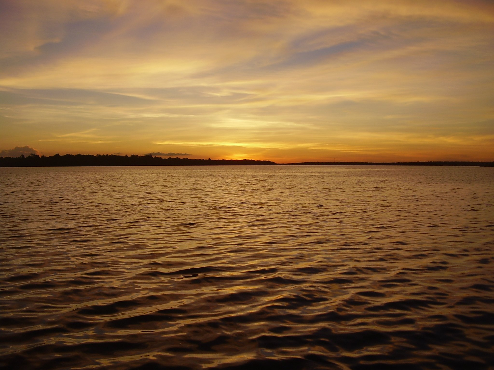 Lago de Itaipu ao entardecer, na região Oeste do Paraná