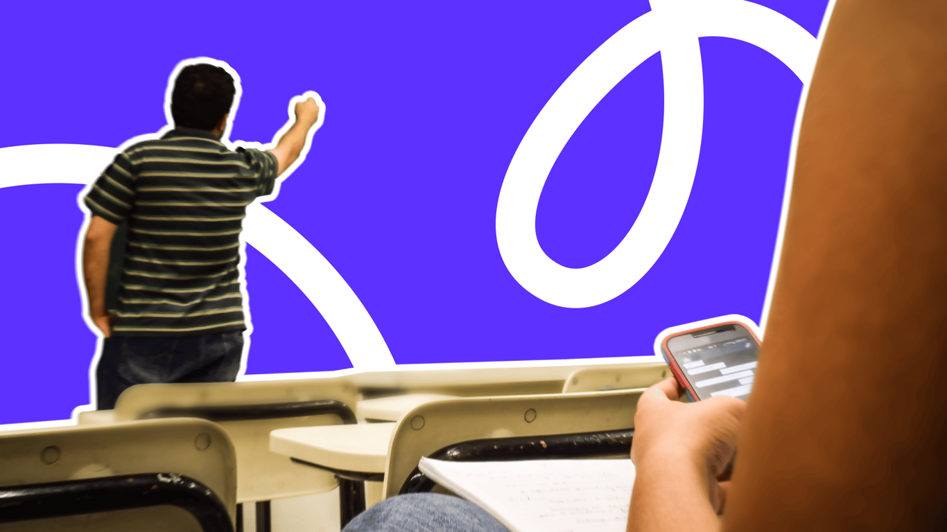 Docente ministra aula sobre gestão em saúde em sala moderna, com projeção e alunos