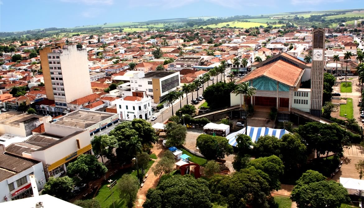 Cenário urbano de Olímpia (SP) com áreas verdes