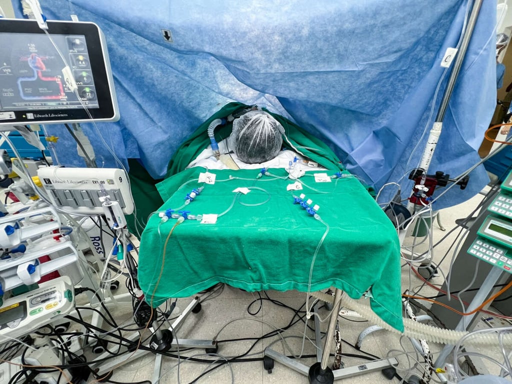 Equipe médica em sala de cirurgia em ambiente institucional