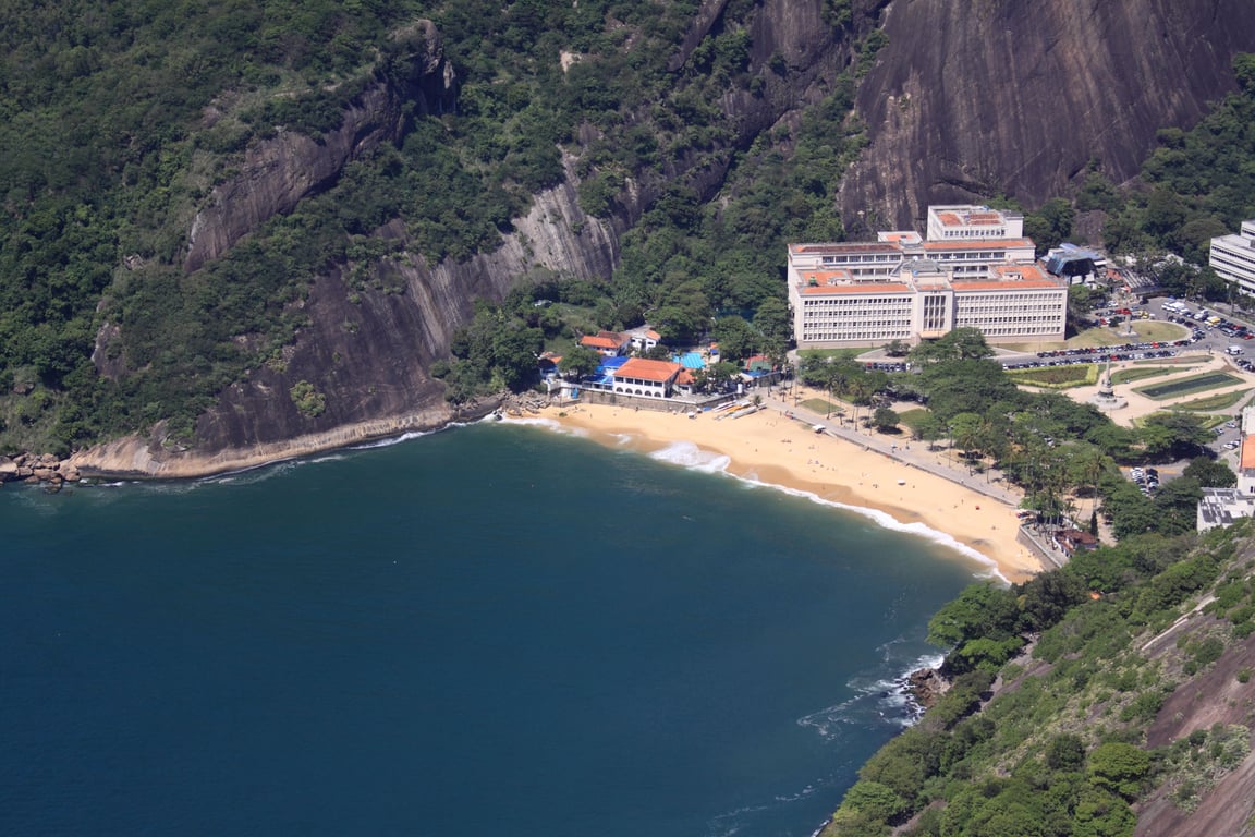 Vista aérea do campus da UNIRIO com o Pão de Açúcar ao fundo