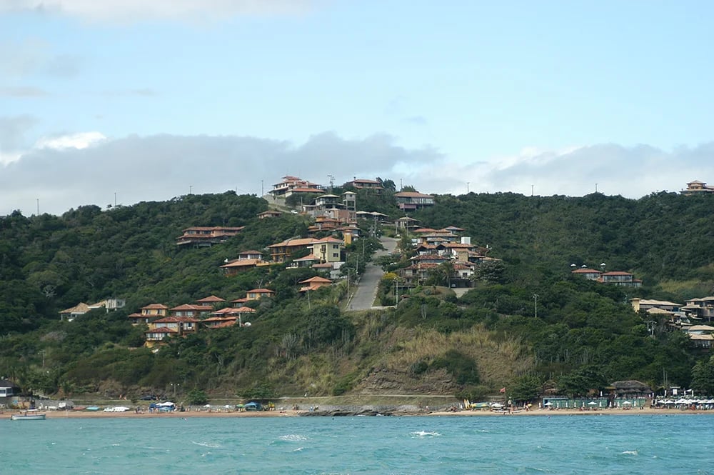 Vista aérea do litoral de Macaé RJ, com praias e área urbana ao fundo