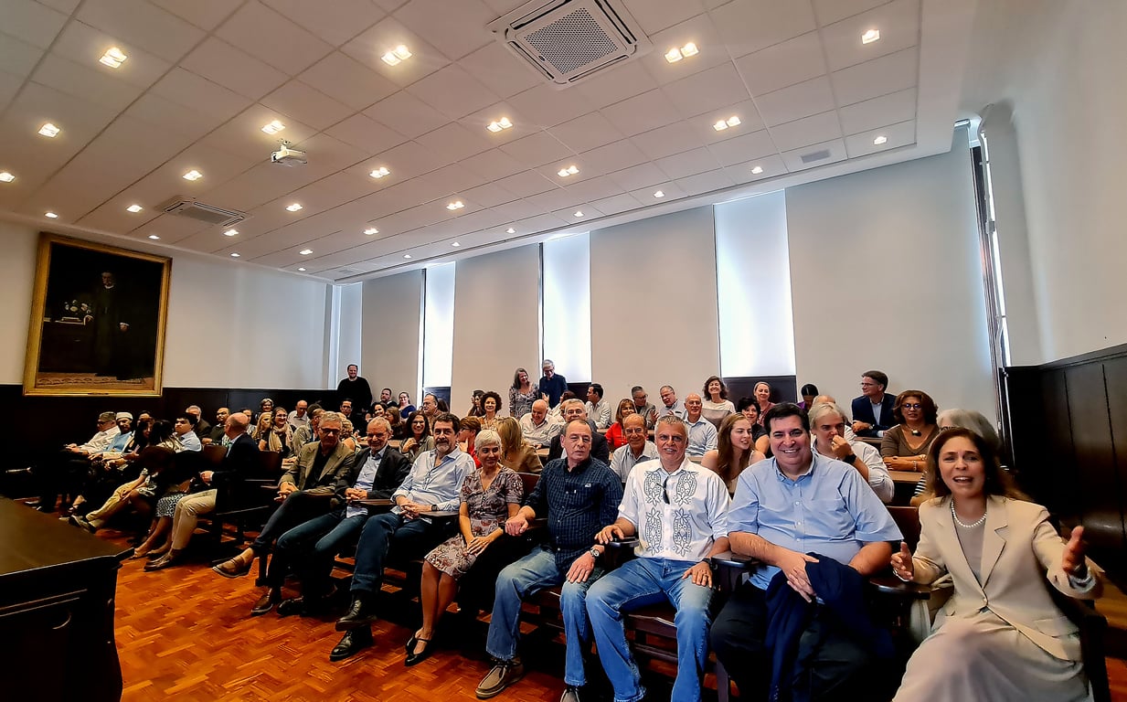 Sala de aula de Direito em formato moderno, com professor e alunos