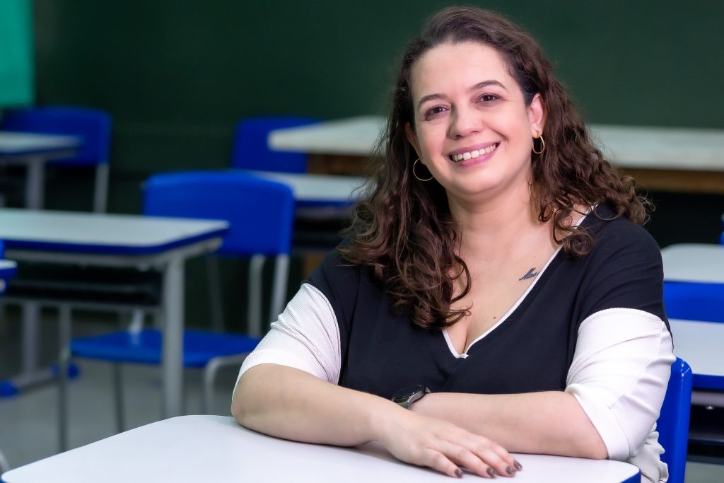 Sala de aula de matemática no ensino fundamental, professor escreve no quadro