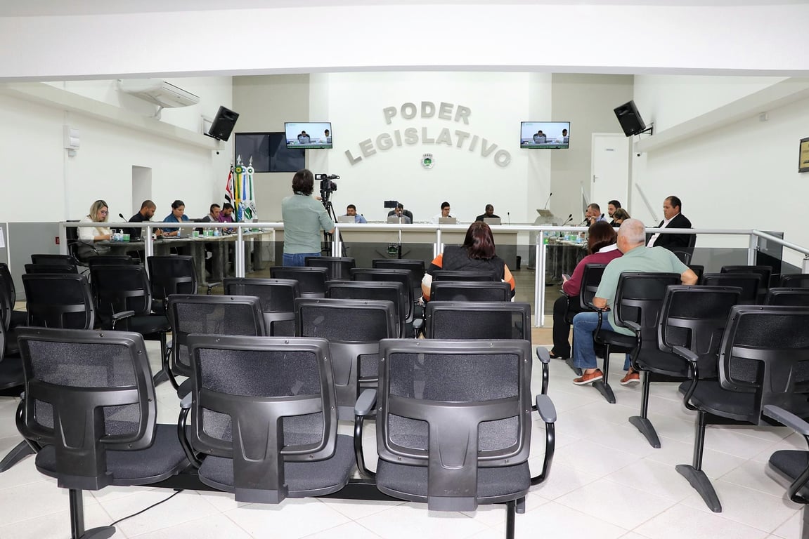 Plenário de câmara municipal, com mesas e cadeiras para sessões (imagem ilustrativa)