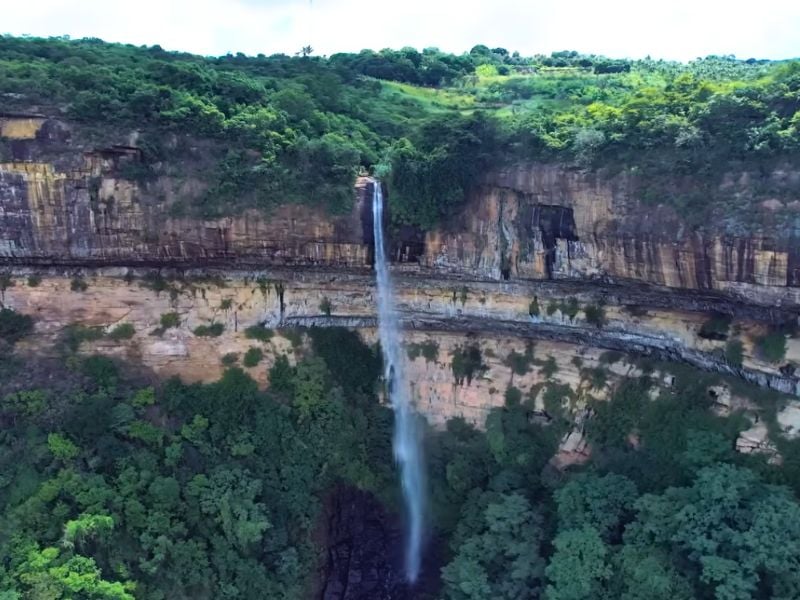 Cânion e vegetação na Serra da Ibiapaba, com queda d’água e formações rochosas — paisagem típica do entorno do Parque Nacional de Ubajara