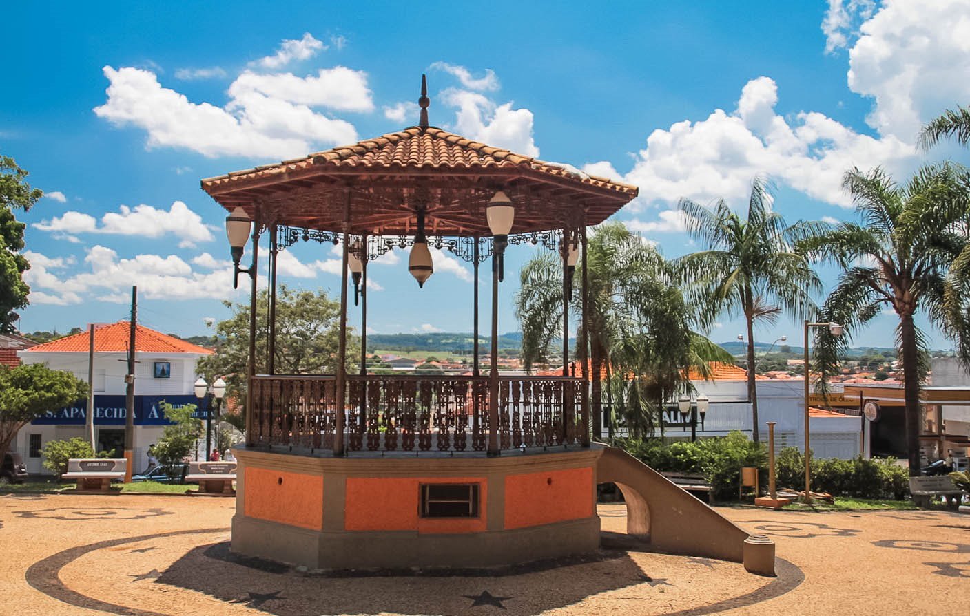 Praça central de Cajuru SP