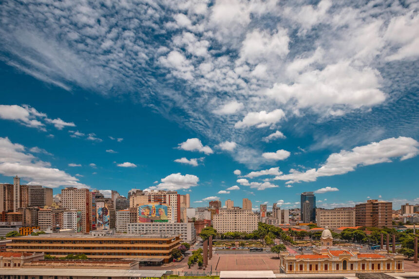 Vista panorâmica de Belo Horizonte com a Serra do Curral ao fundo