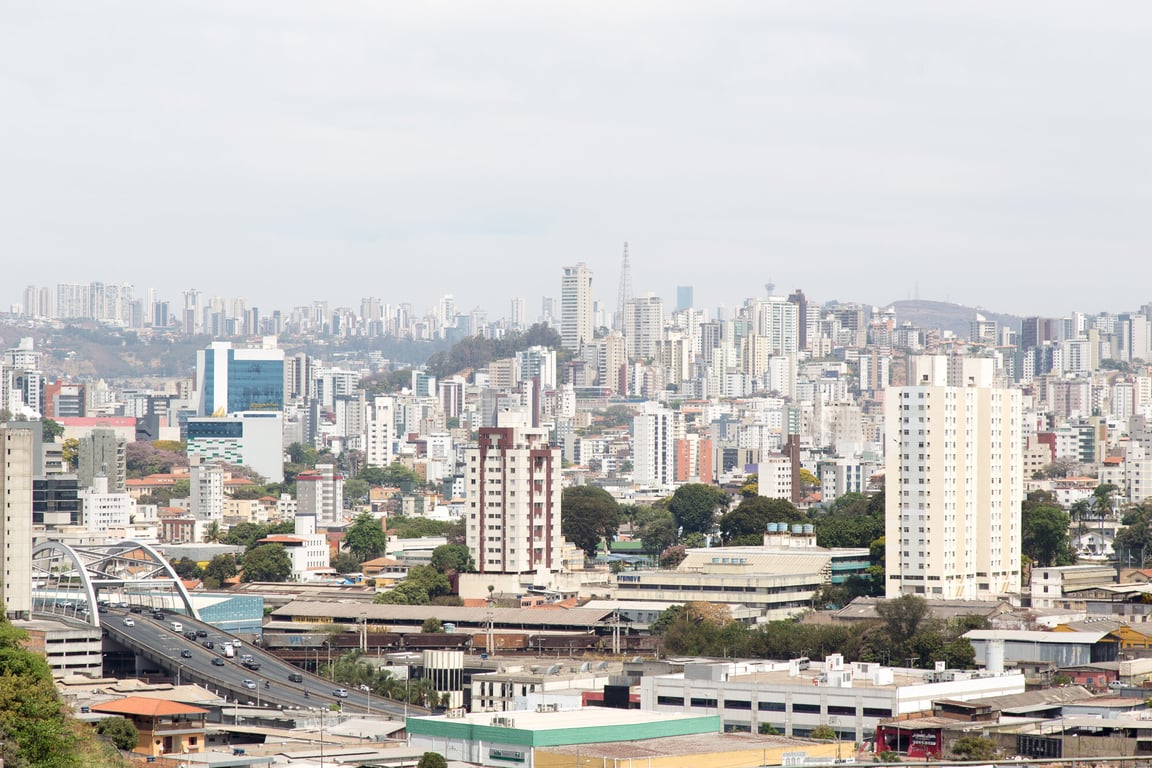 É uma imagem do post com o título Concurso Universidade Federal de Minas Gerais abre 1 vaga para professor 2026