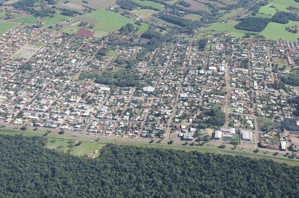Vista aérea urbana de Três Barras do Paraná, com céu limpo e quadras residenciais.