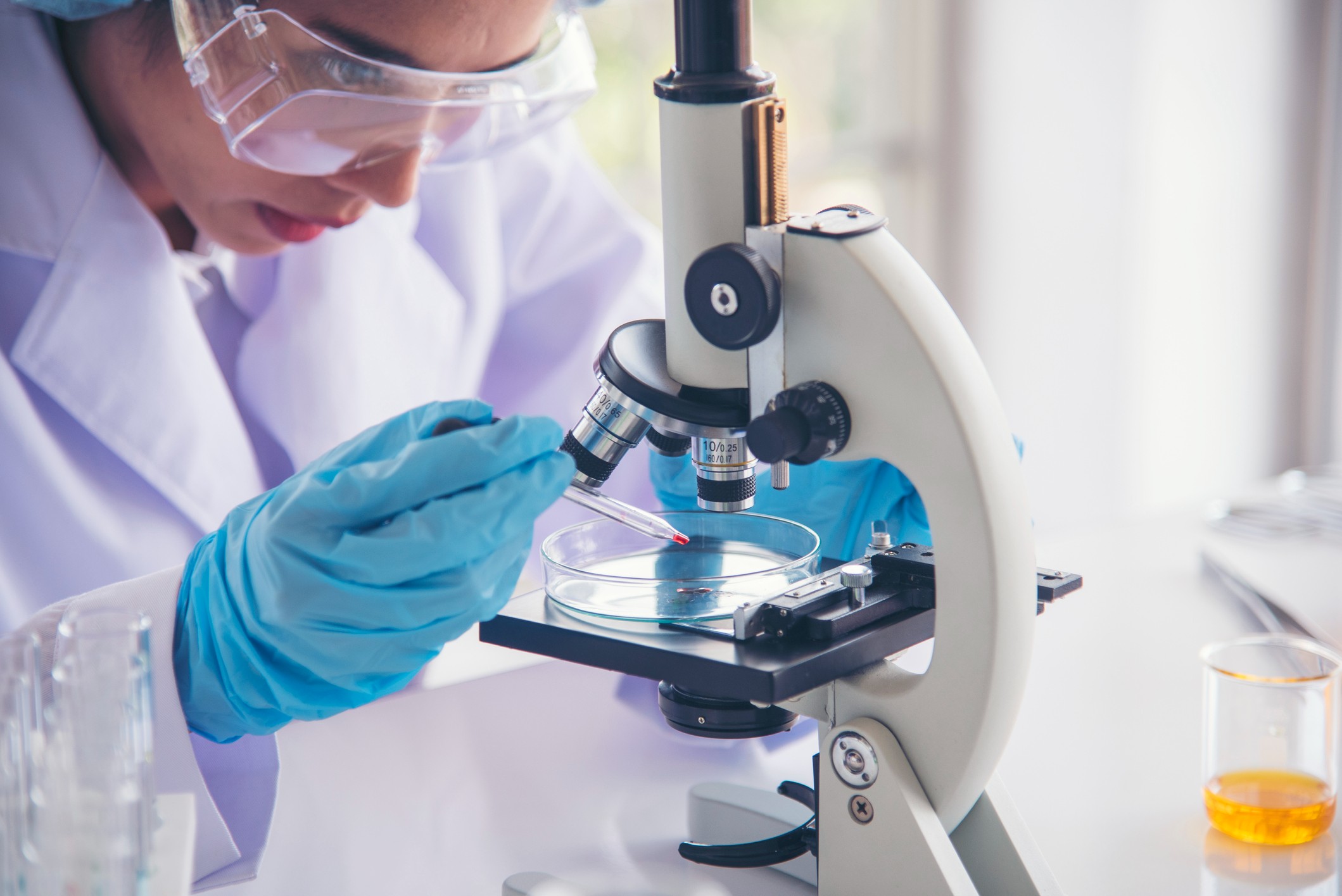 Profissional de Farmácia em ambiente de laboratório clínico