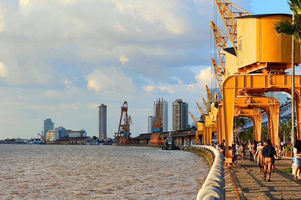 Vista aérea de Belém, com a Estação das Docas ao pôr do sol e a Baía do Guajará ao fundo