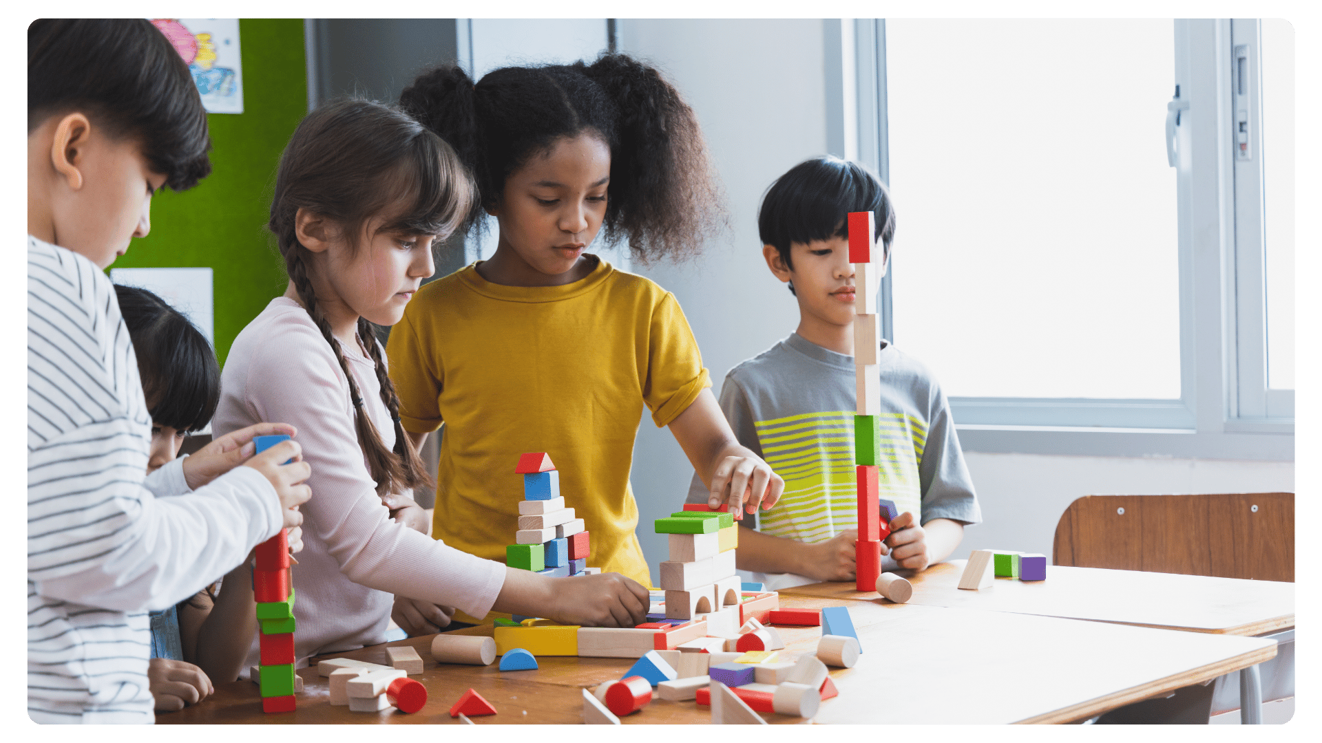 Sala de aula com profissional de apoio acompanhando estudante durante atividade lúdica