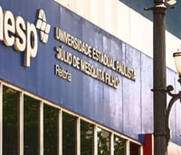 Fachada da UNESP, com identificação institucional em destaque