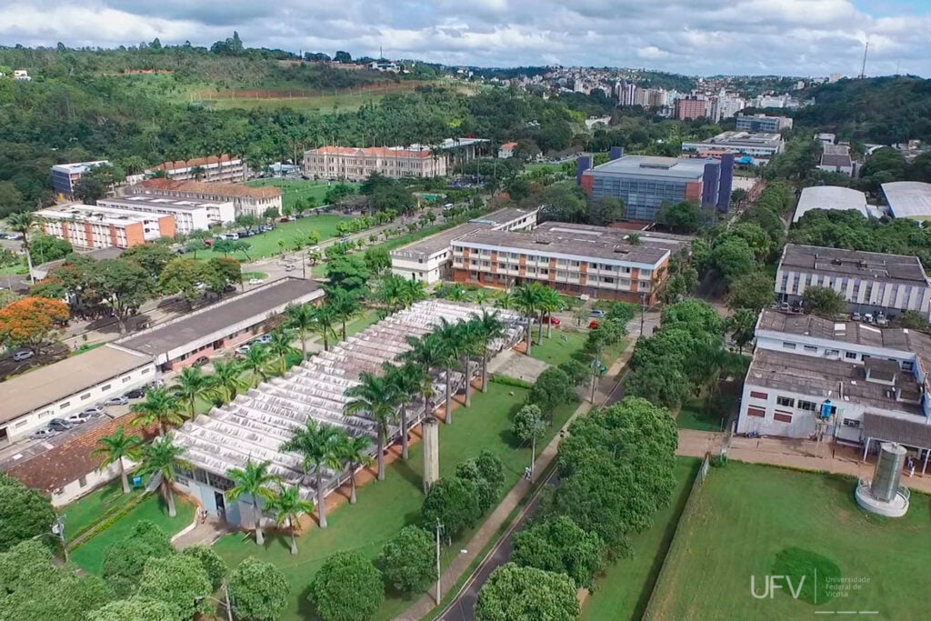Vista aérea do campus da UFV, com prédios integrados a ampla área verde