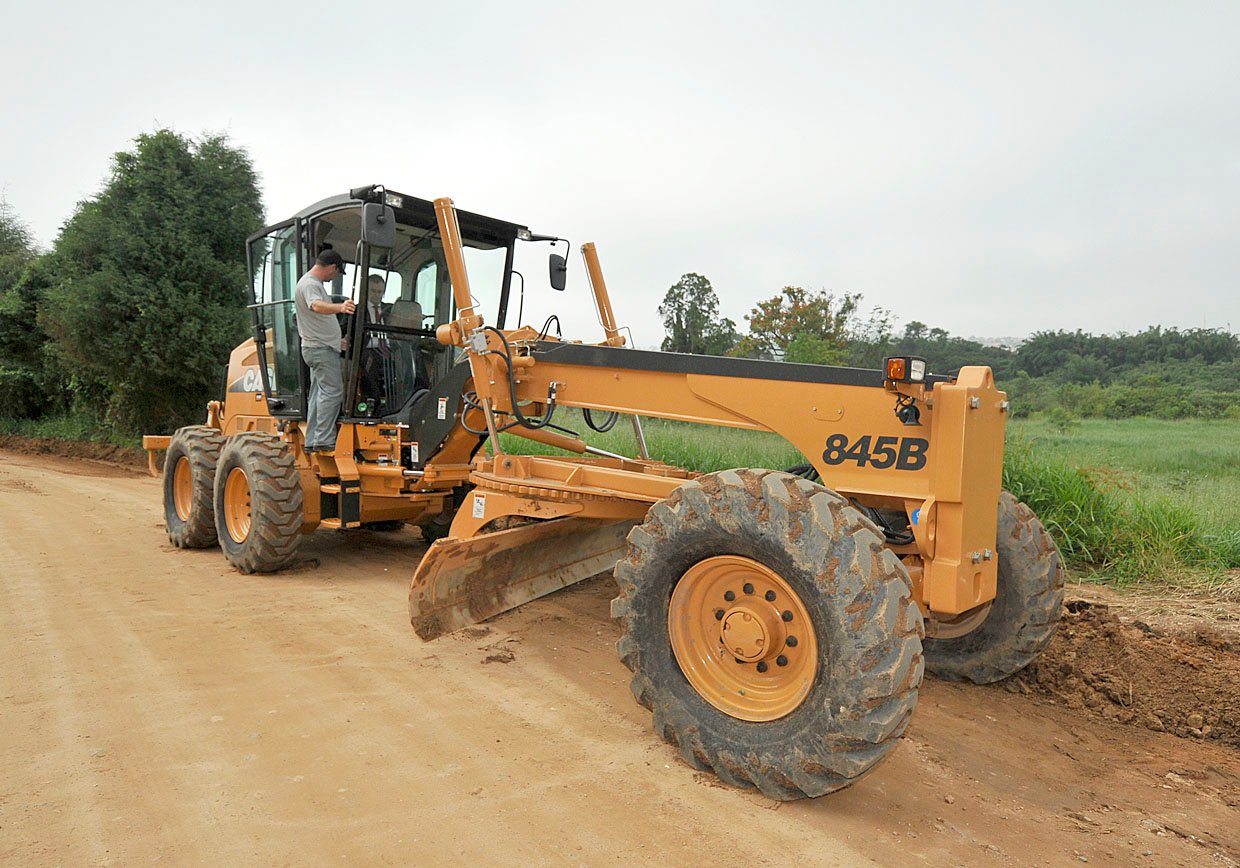 Motoniveladora em manutenção de estrada