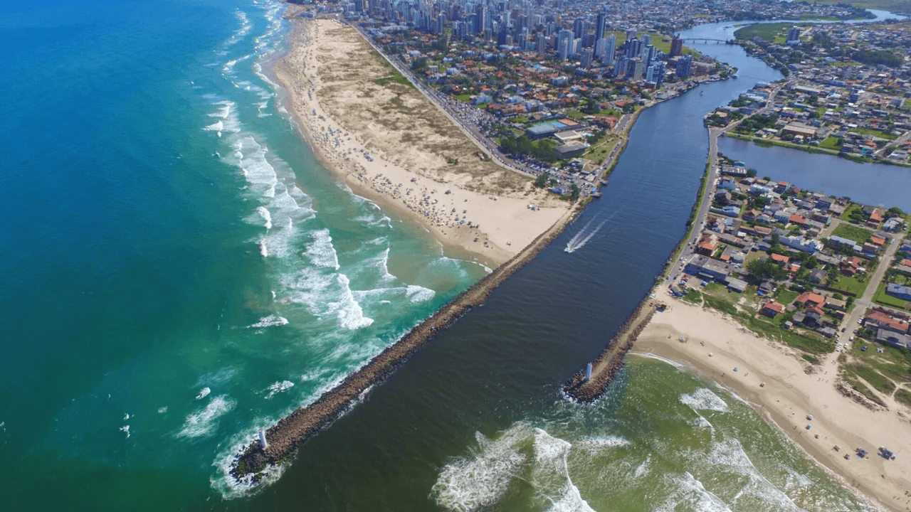 Vista aérea do litoral de Passo de Torres SC, com praia e a foz do Rio Mampituba.