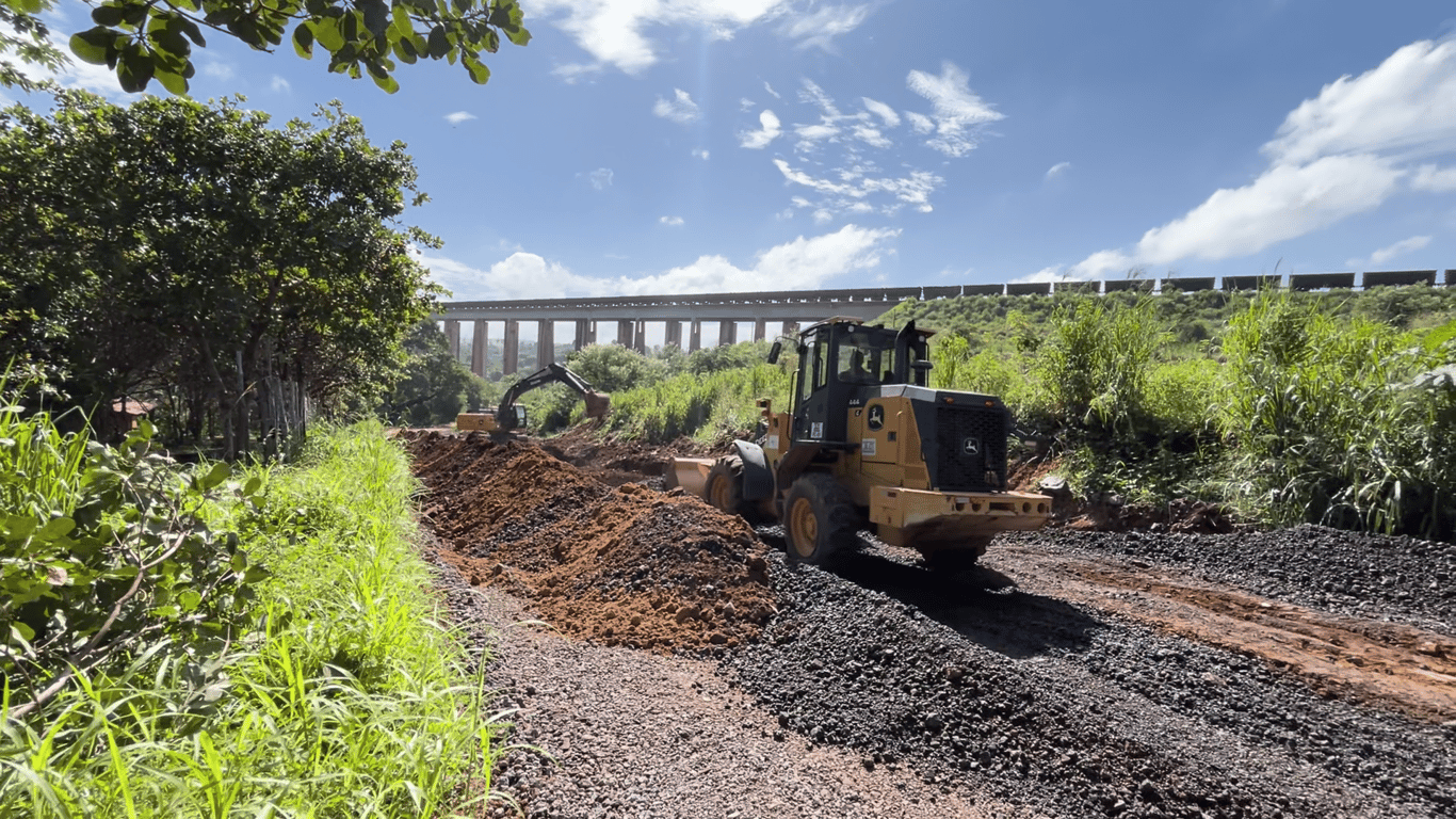 Canteiro de obras com máquinas pesadas, representando frentes de infraestrutura urbana
