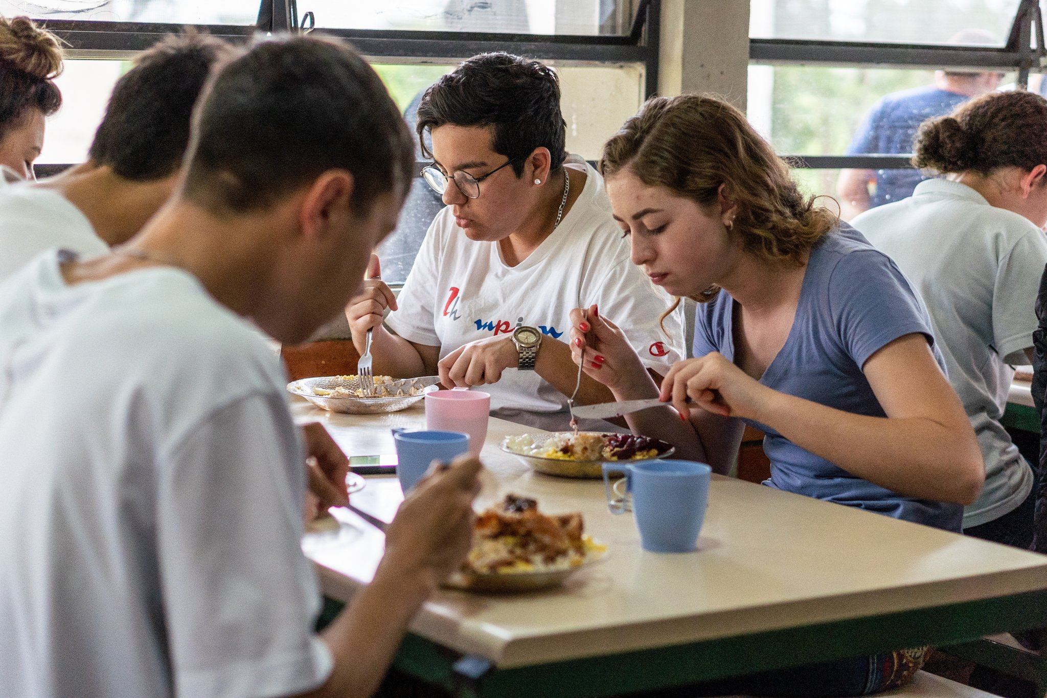 Rotina de alimentação escolar em cozinha de escola pública
