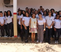 Cena universitária com estudantes em frente a um prédio acadêmico. Crédito: UEMA.
