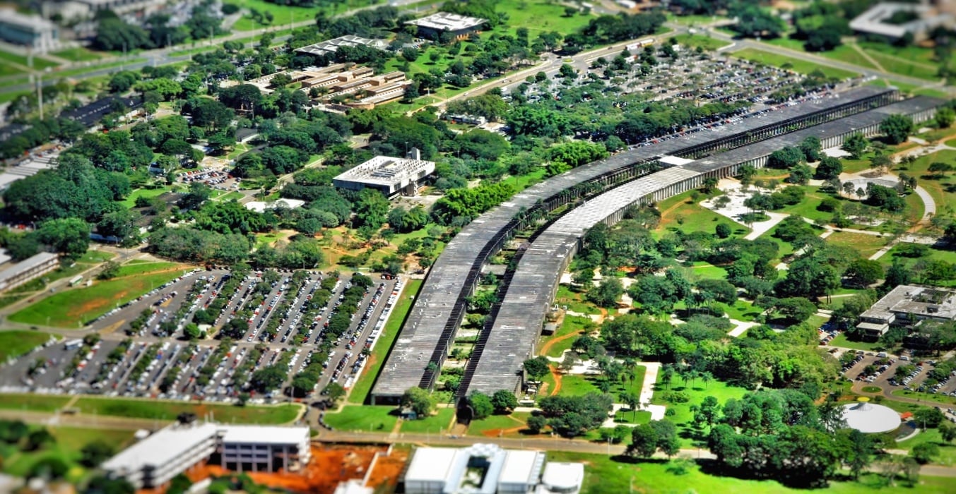 Cena de campus universitário no Brasil