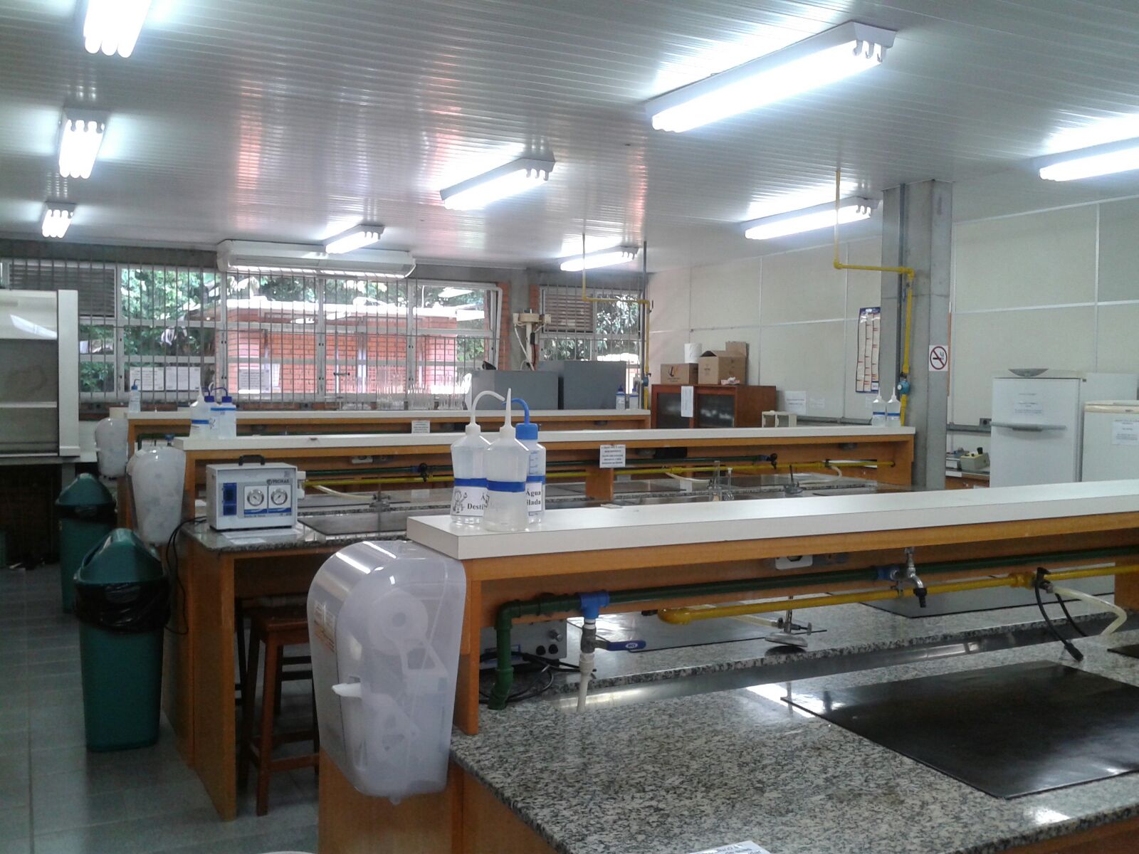 Laboratório de Química acadêmico, com bancadas, vidrarias e equipamentos