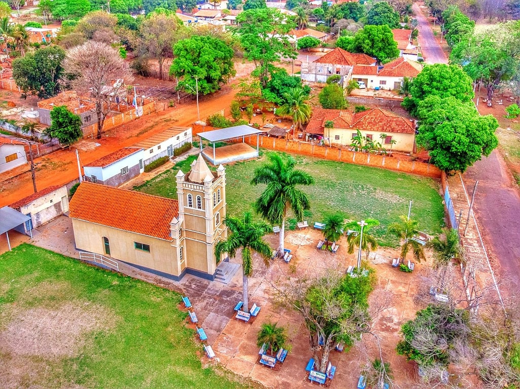 Vista aérea de cidade do interior paulista ao entardecer