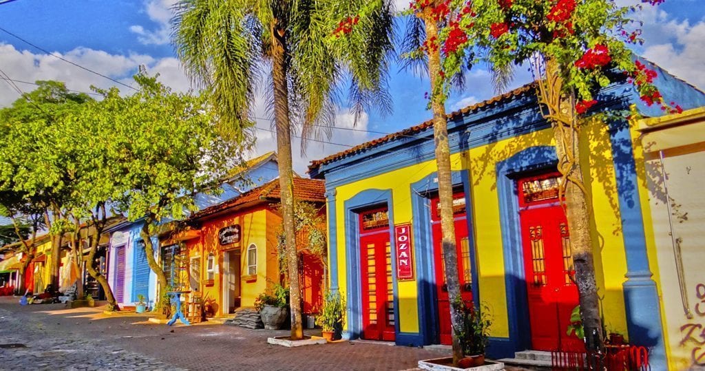 Centro histórico de Embu das Artes com casas coloridas e feira de artesanato