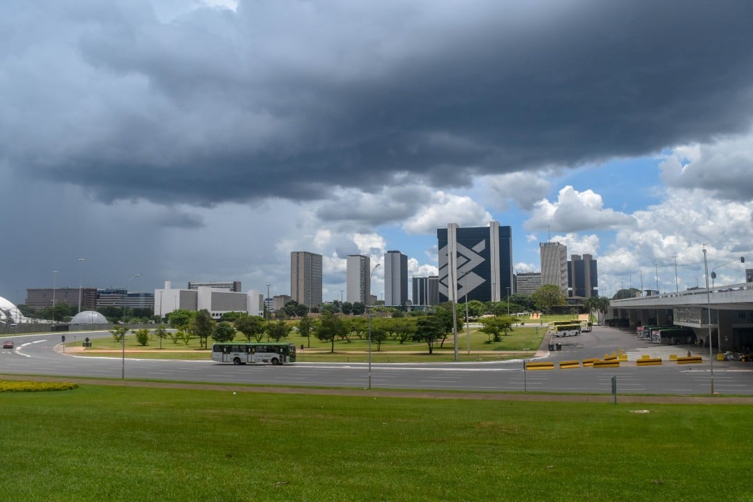 Skyline de Brasília ao fundo do Congresso Nacional e Esplanada dos Ministérios ao entardecer