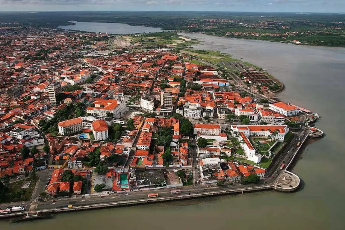 Vista aérea de uma cidade pequena no interior do Maranhão