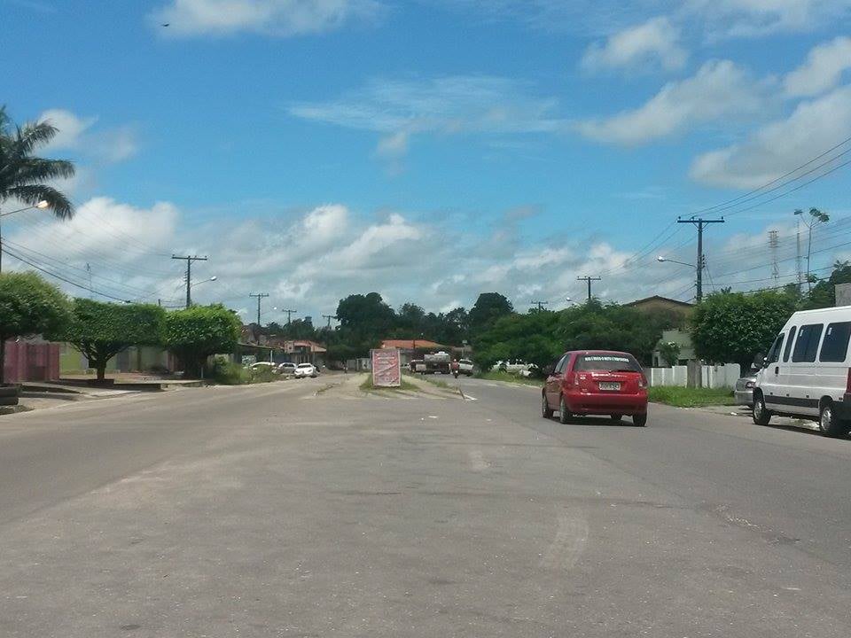 Vista urbana do centro de Capanema PA, com via arborizada e céu aberto