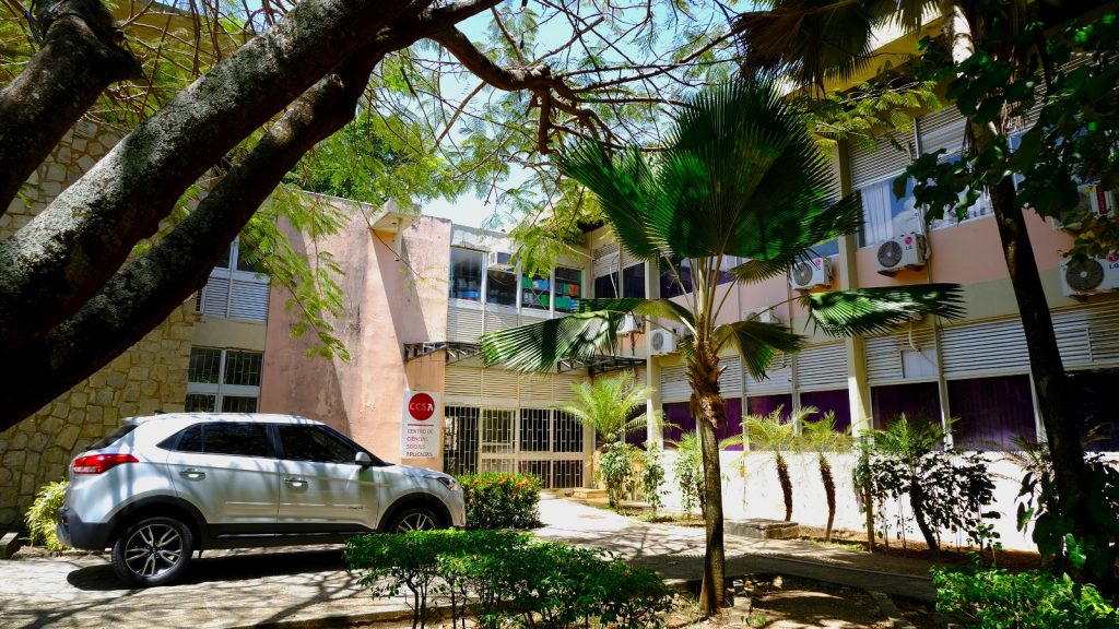 Vista aérea do campus central da Universidade Federal do Rio Grande do Norte, com edifícios e áreas verdes