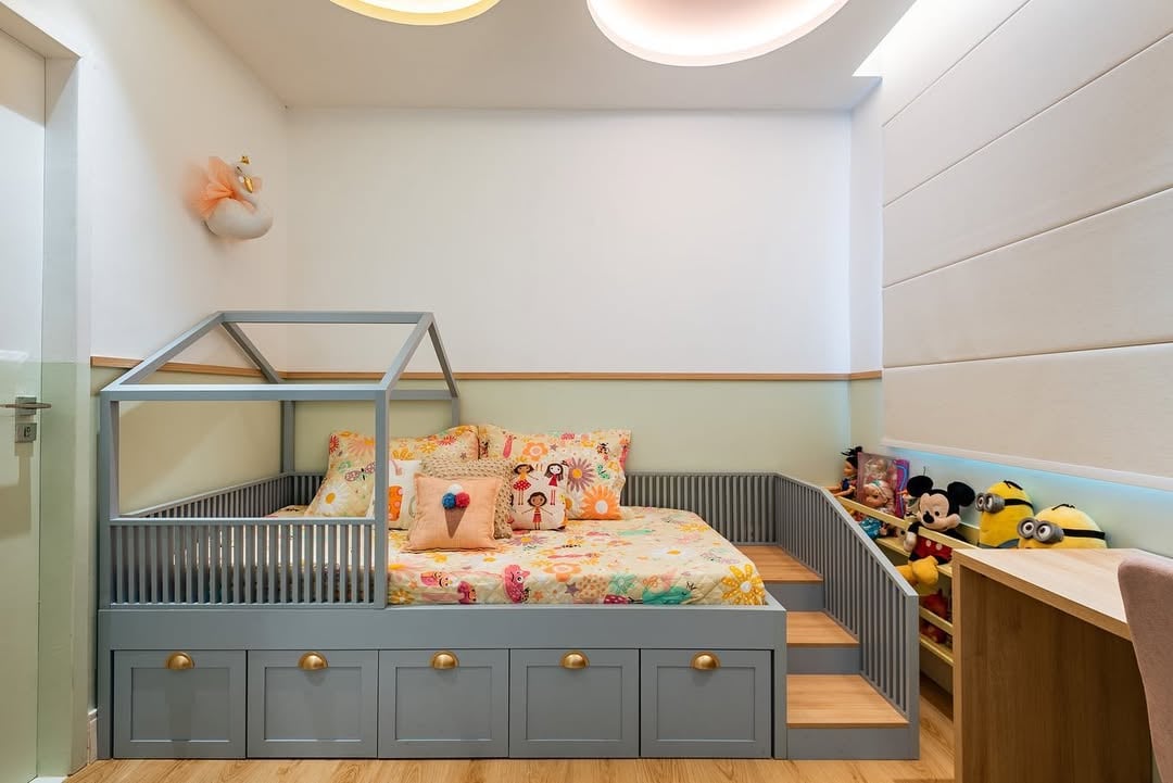 Ambiente infantil acolhedor em uma casa de acolhimento, com brinquedos e cores suaves