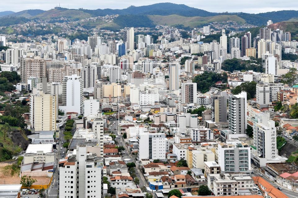 Vista urbana de Juiz de Fora ao entardecer