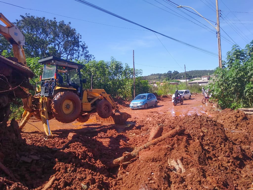 Retroescavadeira em operação em área rural, referência às atividades do cargo