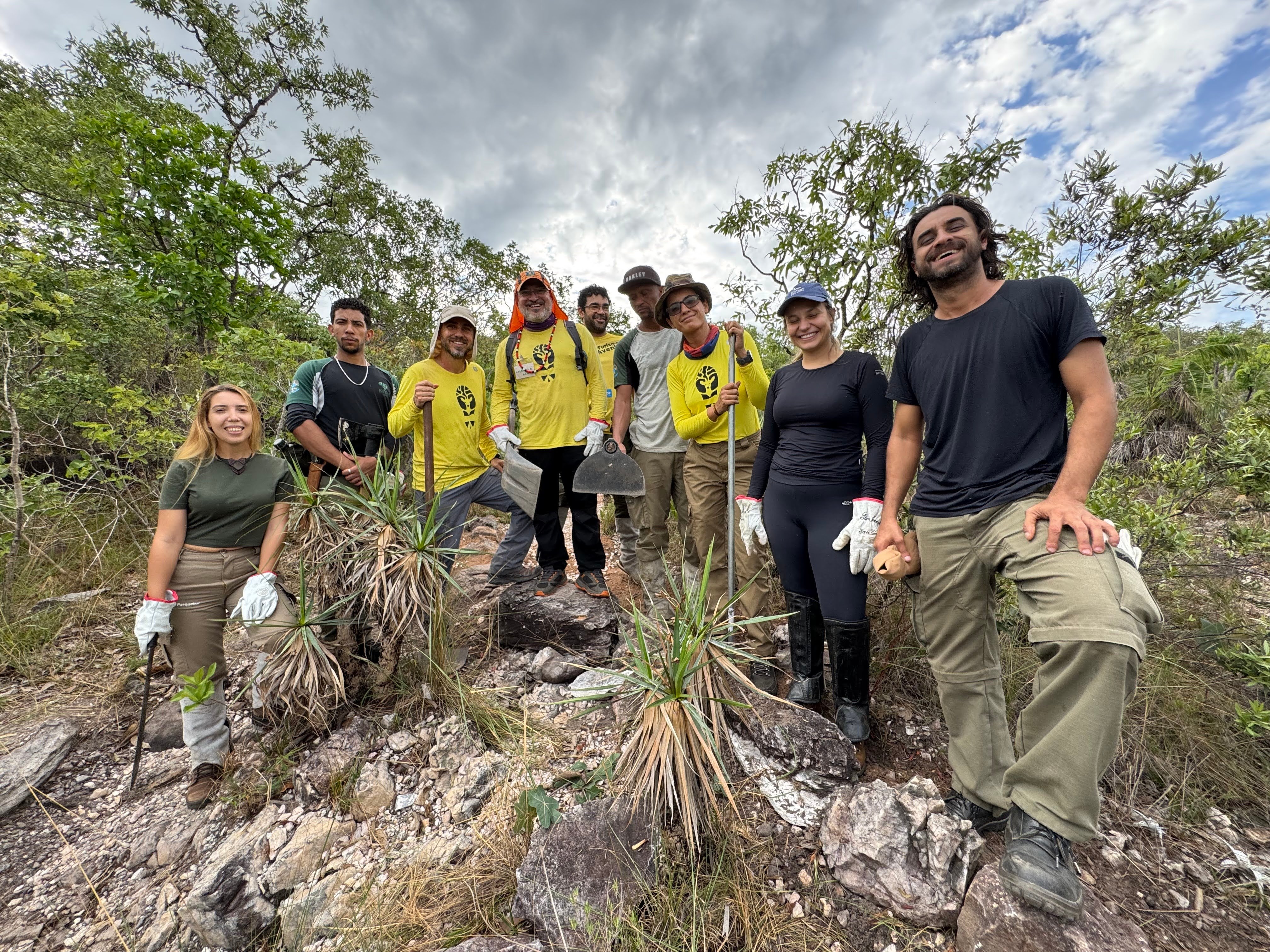 Trilha no Cerrado com equipe de campo sinalizando percurso