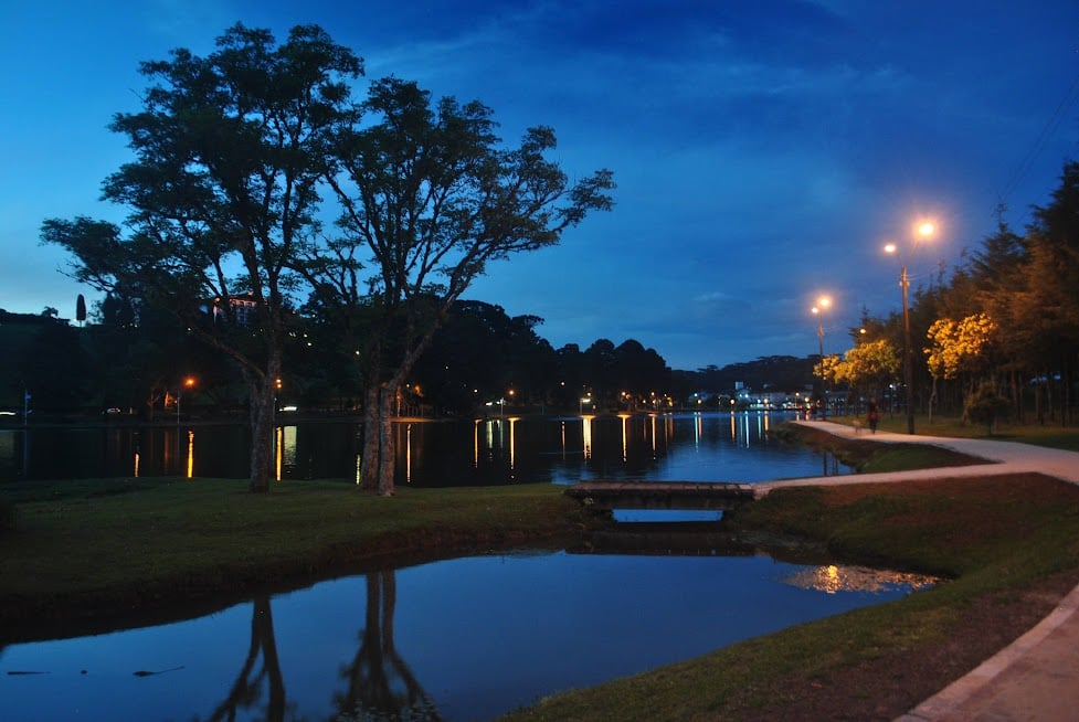 Paisagem urbana de Fraiburgo com lago e araucárias ao entardecer