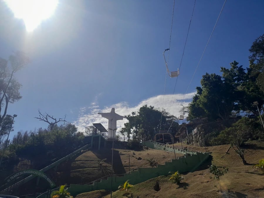 Vista de Serra Negra, com morros, teleférico e Cristo Redentor ao fundo