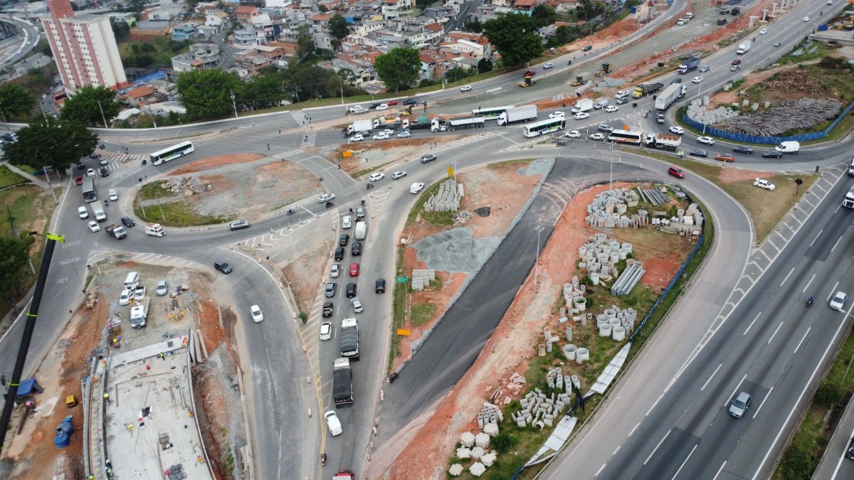 Trevo rodoviário em Barueri, próximo à Rodovia Castello Branco, visto de cima, com tráfego intenso