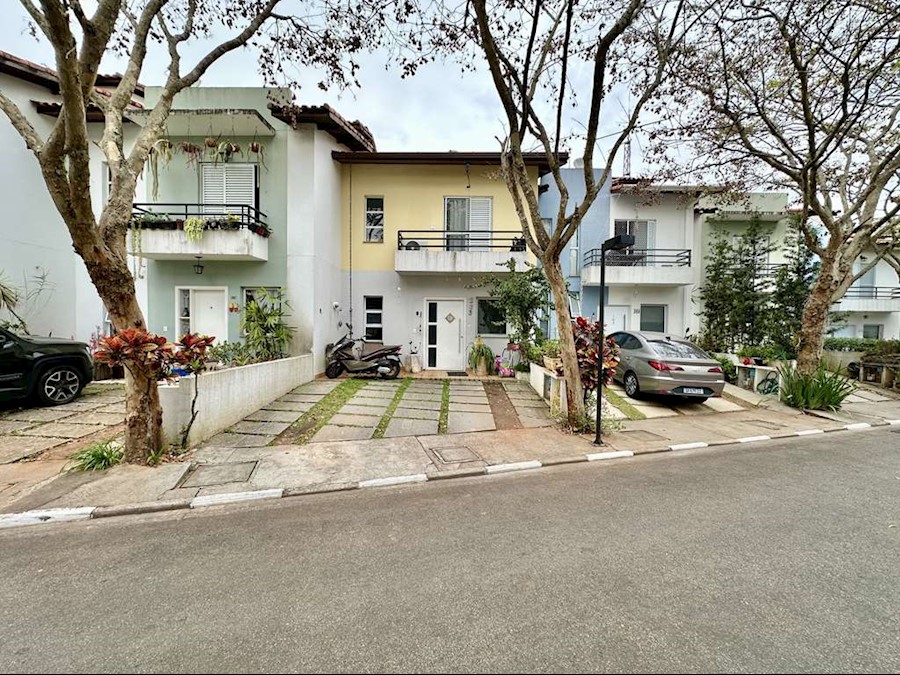 Região urbana na zona oeste da Grande São Paulo, com via local e residências de dois pavimentos