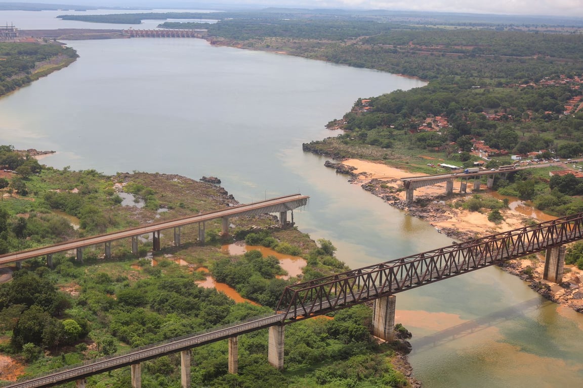 Ponte sobre o rio Tocantins em Estreito (MA), ao entardecer