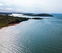 Represa de Jurumirim, paisagem ampla com água e ilhas verdes ao fundo