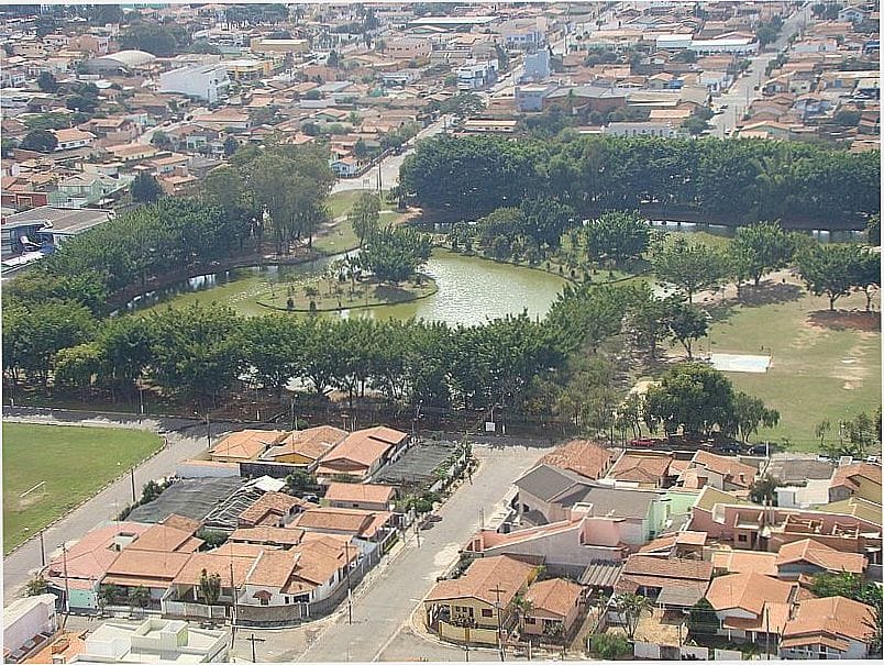 Vista aérea de Artur Nogueira, com parque e lago ao centro e área urbana ao fundo